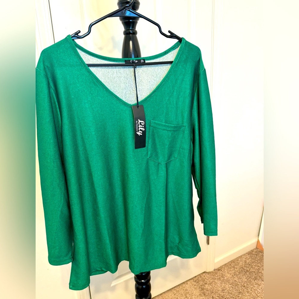 Size 2 XL, green quarter length sleeve cotton shirt. Dress up or dress down.